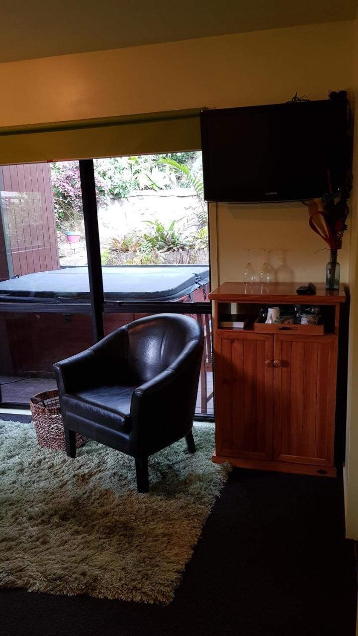 Pohutukawa Coast Bnb Te Puru Exterior photo